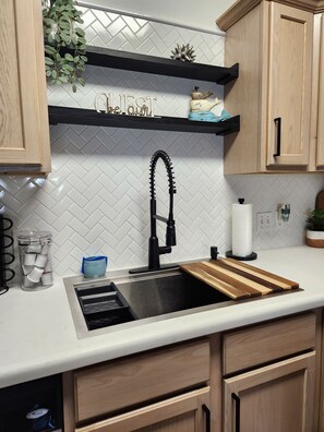 Een microgolfoven, een oven, een kookplaat, een vaatwasser