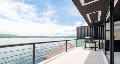 Direct lakefront total home in Teques, spa, gym, karaoke, games room, staff