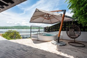 Terrace/patio - Direct lakefront total home in Teques, spa, gym, karaoke, games room, staff (Tequesquitengo)