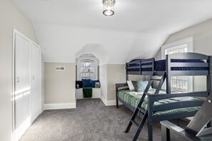 7 bedrooms, desk, iron/ironing board, travel crib