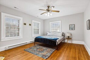 7 Schlafzimmer, Schreibtisch, Bügeleisen/Bügelbrett, Reisekinderbett