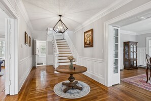 Interior - Wade Manor: Game-room, Gym, Office and Fenced in Backyard (Cleveland)