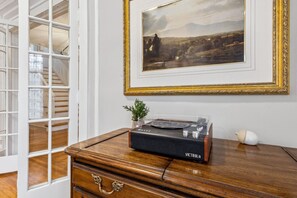 Interior - Wade Manor: Game-room, Gym, Office and Fenced in Backyard (Cleveland)