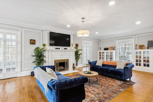 Wade Manor: Game-room, Gym, Office and Fenced in Backyard