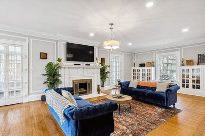 Wade Manor: Game-room, Gym, Office and Fenced in Backyard