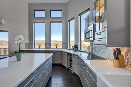 Cliffside Castle - Hillside house with stunning views