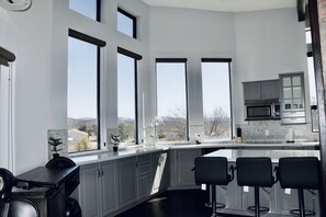 Fridge, microwave, oven, stovetop - Cliffside Castle - Hillside house with stunning views (Clarkdale)