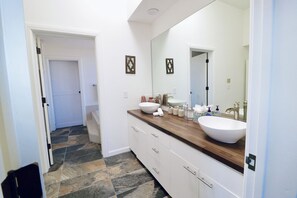 シャワー、ヘアドライヤー、タオル、石鹸