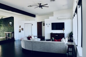 スマートテレビ、暖炉、卓球台