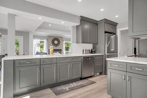 Casa, varias camas, acceso a la alberca, vista al jardín (8 Windjammer Court) | Cocina privada | Refrigerador, microondas, horno y parrilla de estufa 