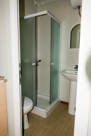 Dusche, Haartrockner, Handtücher, Seife