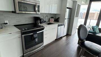 Fridge, microwave, stovetop, dishwasher