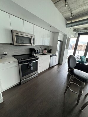 Fridge, microwave, stovetop, dishwasher