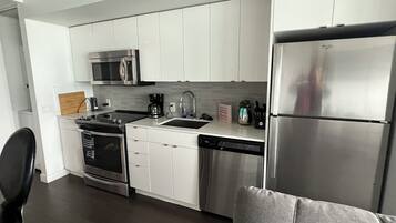 Fridge, microwave, stovetop, dishwasher