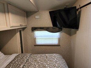 1 bedroom, desk, WiFi