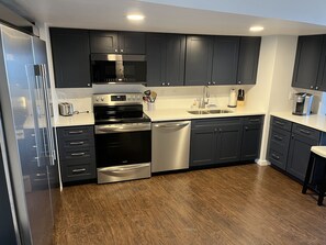 Refrigerador, microondas, horno y parrilla de estufa 