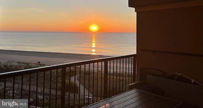 OCEANFRONT with Balcony, Updated Condo; Gorgeous views; sleeps 6