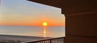 OCEANFRONT with Balcony, Updated Condo; Gorgeous views; sleeps 6