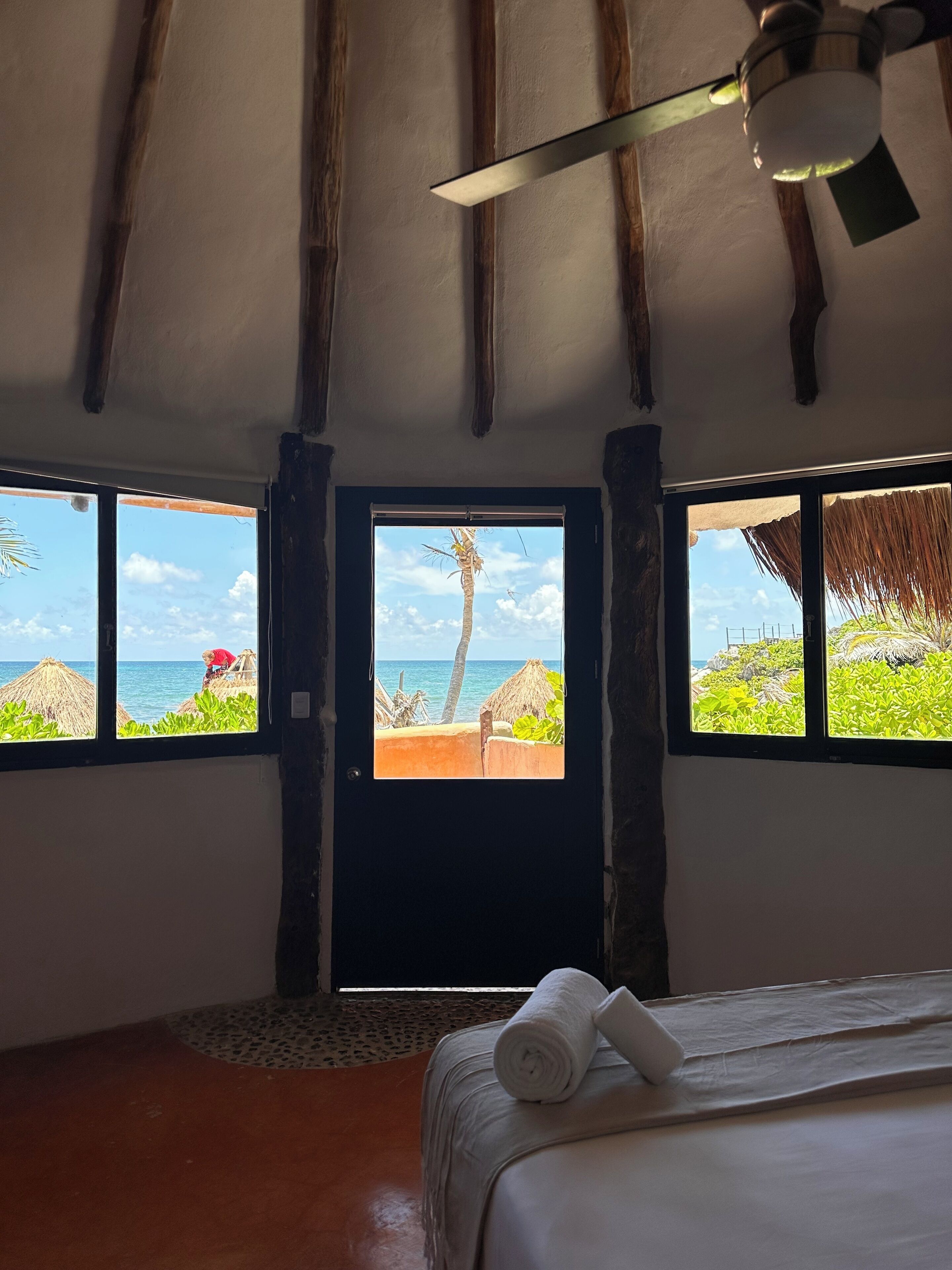 Deluxe Room | Bathroom | Shower, rainfall showerhead, free toiletries, towels