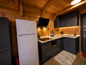 Bangalô superluxo, 1 quarto, vista para o rio | Cozinha privada | Geladeira, micro-ondas, cooktop, cafeteira/chaleira