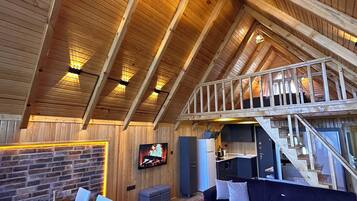 Luxury-Bungalow, 1 Schlafzimmer, Flussblick | 1 Schlafzimmer, hochwertige Bettwaren, Minibar, Zimmersafe