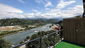 Luxury-Bungalow, 1 Schlafzimmer, Flussblick | Terrasse/Patio