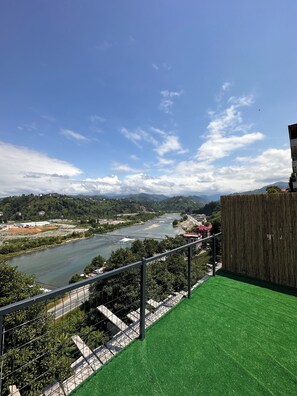 Bangalô superluxo, 1 quarto, vista para o rio | Terraço/pátio