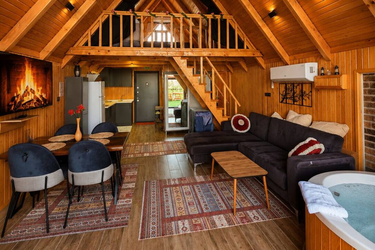 Luxe bungalow, 1 slaapkamer, uitzicht op rivier | Luxe beddengoed, een minibar, een kluis op de kamer, een bureau