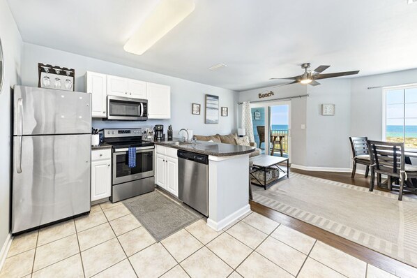 Kühlschrank, Mikrowelle, Ofen, Herdplatte