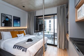 Hypo-allergenic bedding, laptop workspace, free WiFi, bed sheets