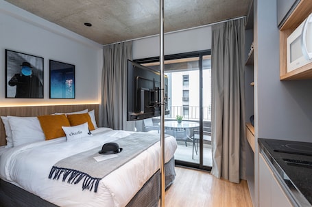 Hypo-allergenic bedding, laptop workspace, free WiFi, bed sheets