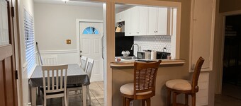 Cozy home in walking distance of a large number of seafood restaurants. 