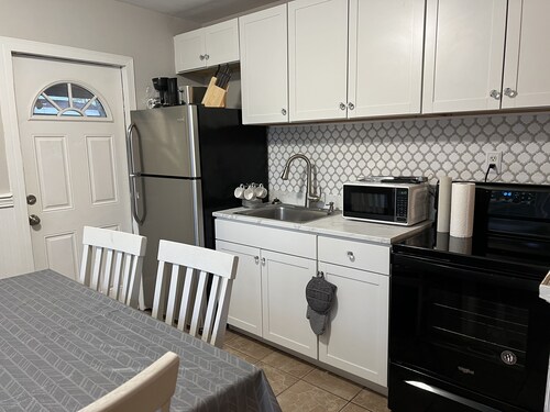 Cozy home in walking distance of a large number of seafood restaurants. 