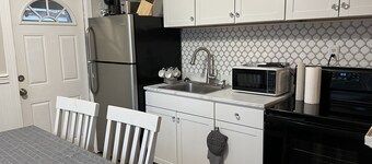 Cozy home in walking distance of a large number of seafood restaurants. 