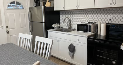 Cozy home in walking distance of a large number of seafood restaurants.