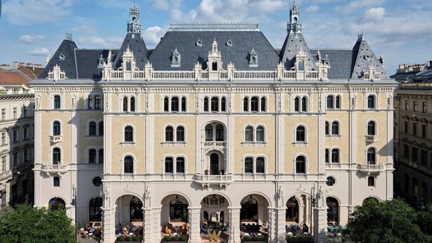 A historic building with a symmetrical facade, multiple windows, and a central entrance with arches. - W Budapest (Budapest)