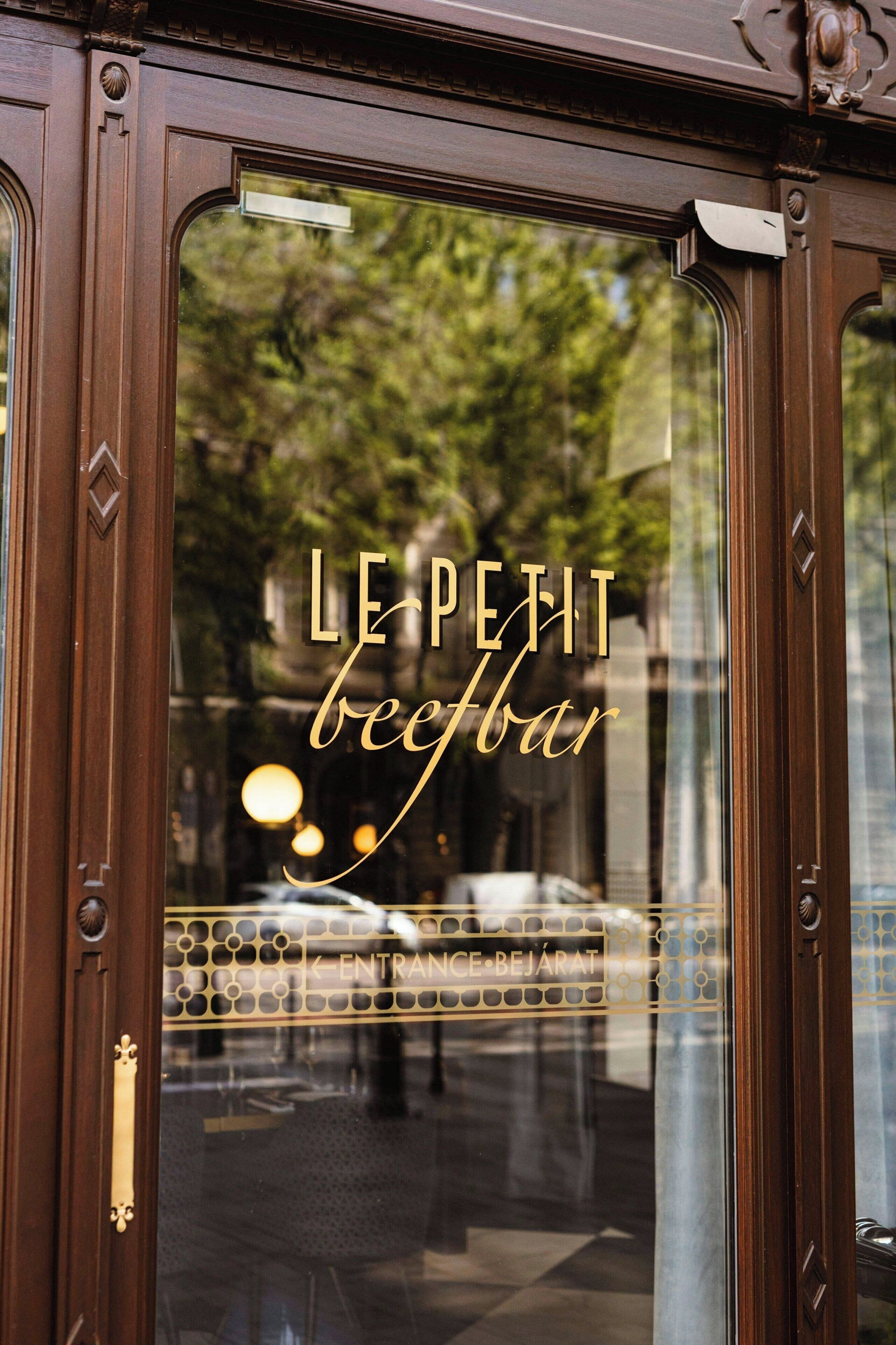 A glass door with the text "LE PETIT beffbar" and "ENTRANCE BEJARAT" visible.