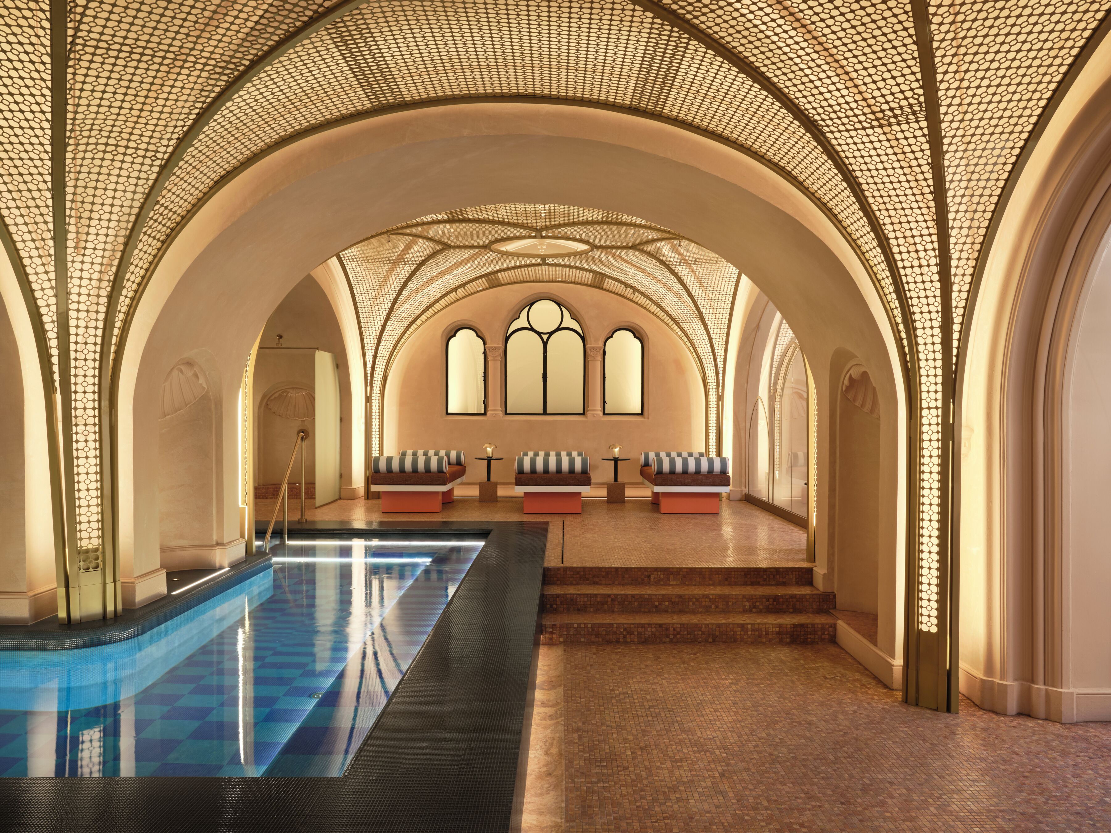 室内游泳池，08:00 至 20:00 开放，日光浴躺椅