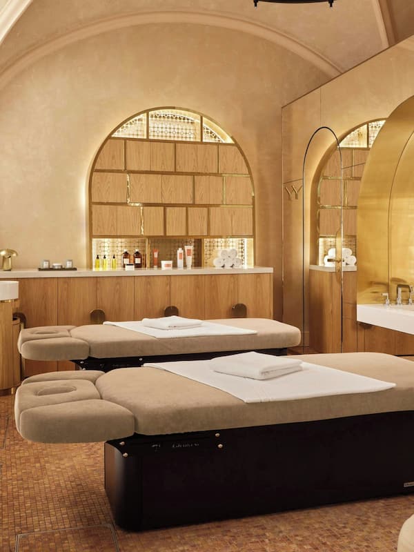 Couples treatment rooms, sauna, hot tub, steam room, body treatments