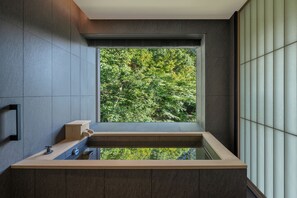 Minibar, in-room safe, desk, blackout drapes - Shisui, A Luxury Collection Hotel, Nara (Nara)