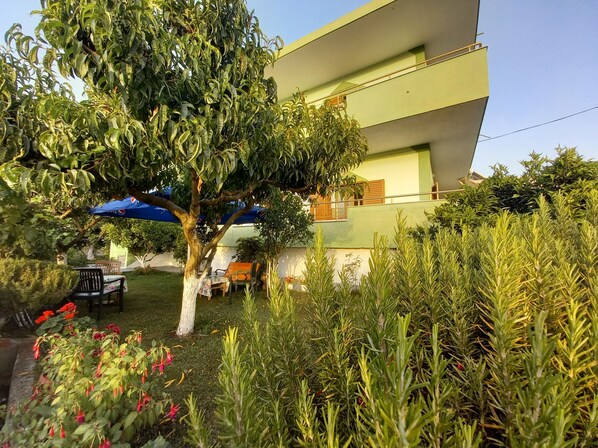 Property grounds - Two bedroom apartment with large living room suitable for family with GardenView (Ksamil)