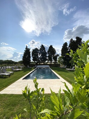 Seasonal outdoor pool, open 9:00 AM to 7:00 PM, pool umbrellas - Domaine de Lanis maison d'hôtes (Castelnaudary)