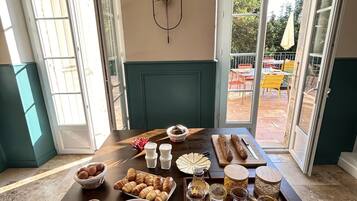 Desayuno de cocina local incluido todos los días