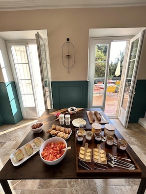 Free daily local cuisine breakfast - Domaine de Lanis maison d'hôtes (Castelnaudary)