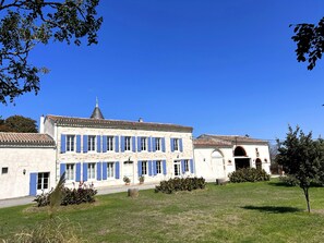 Front of property - Domaine de Lanis maison d'hôtes (Castelnaudary)