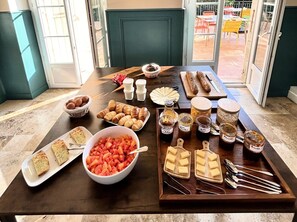 Frokost med lokale retter er inkludert hver dag