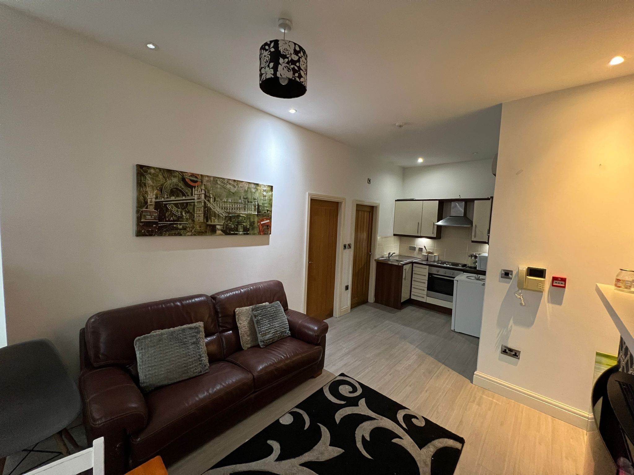 Apartamento, 1 cama Queen | Área de estar | Lareira