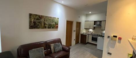 Apartamento, 1 cama Queen | Área de estar | Lareira