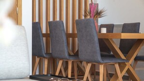 Un espace repas moderne avec des chaises en bois et une table.