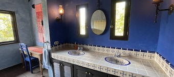 Stunning 4 Bedroom Large House, Steps from Lake Front with Starlink WiFi